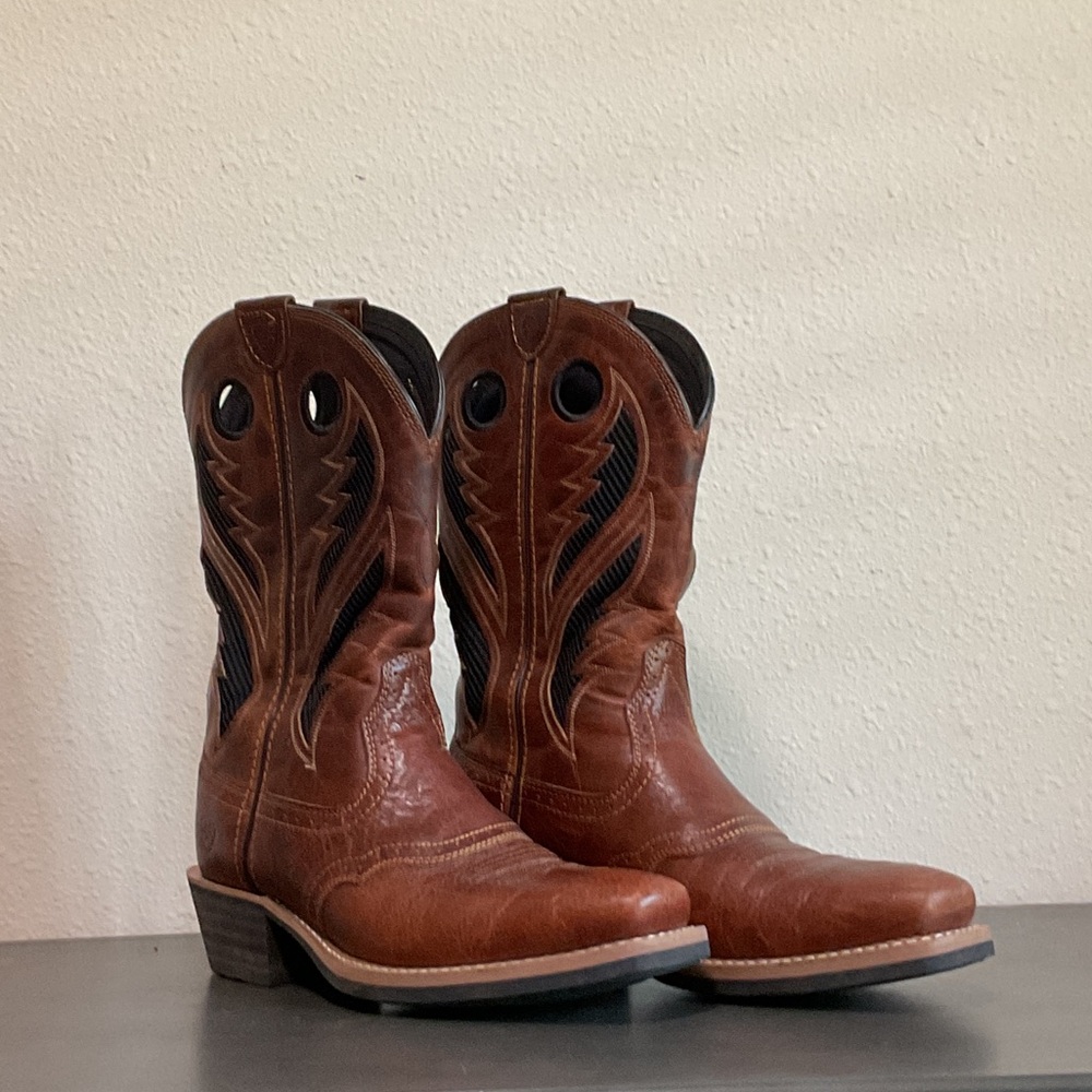 Ariat Brown Leather Cowboy Boots with Black Insets